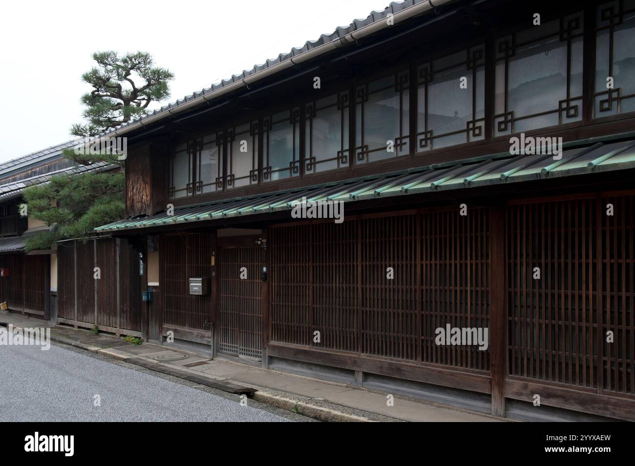 Anciennes résidences traditionnelles historiques de marchands OMI de l'époque Edo le long de la rue Shinmachi-dori à Omihachiman, Shiga, Japon. Banque D'Images