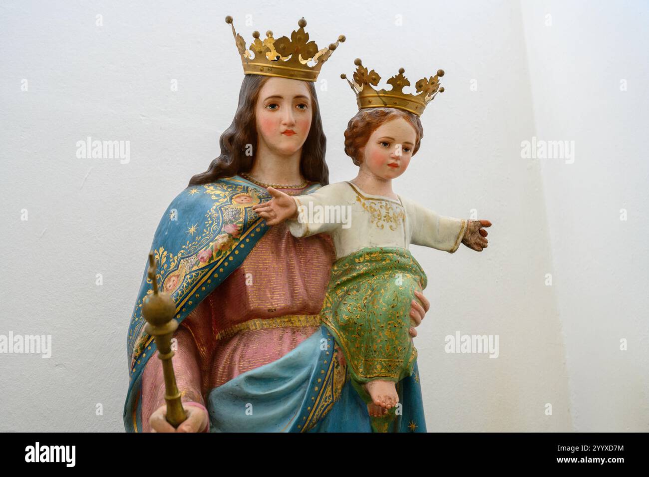 Marie, aide des chrétiens (Sancta Maria Auxilium Christianorum). Une statue dans un monastère catholique. Banque D'Images