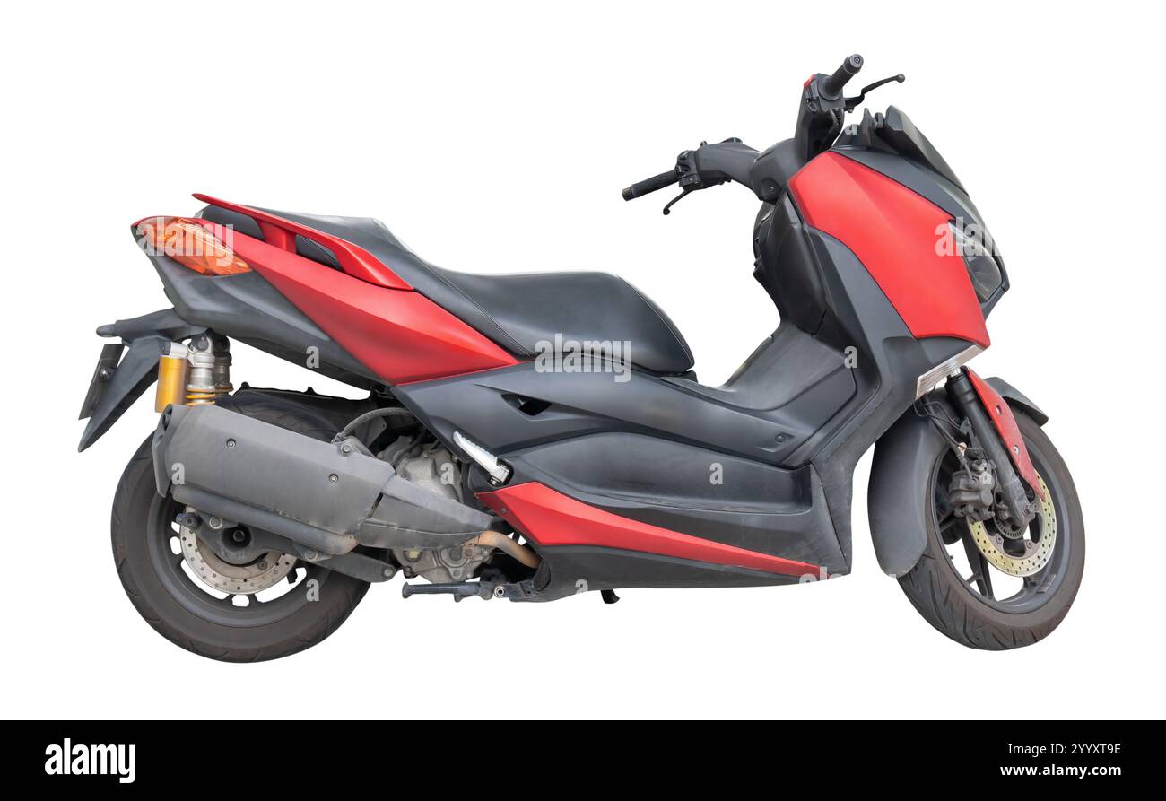 Vue latérale de la moto urbaine rouge et noire forte et belle ou moto est isolée sur fond blanc avec chemin de détourage. Banque D'Images