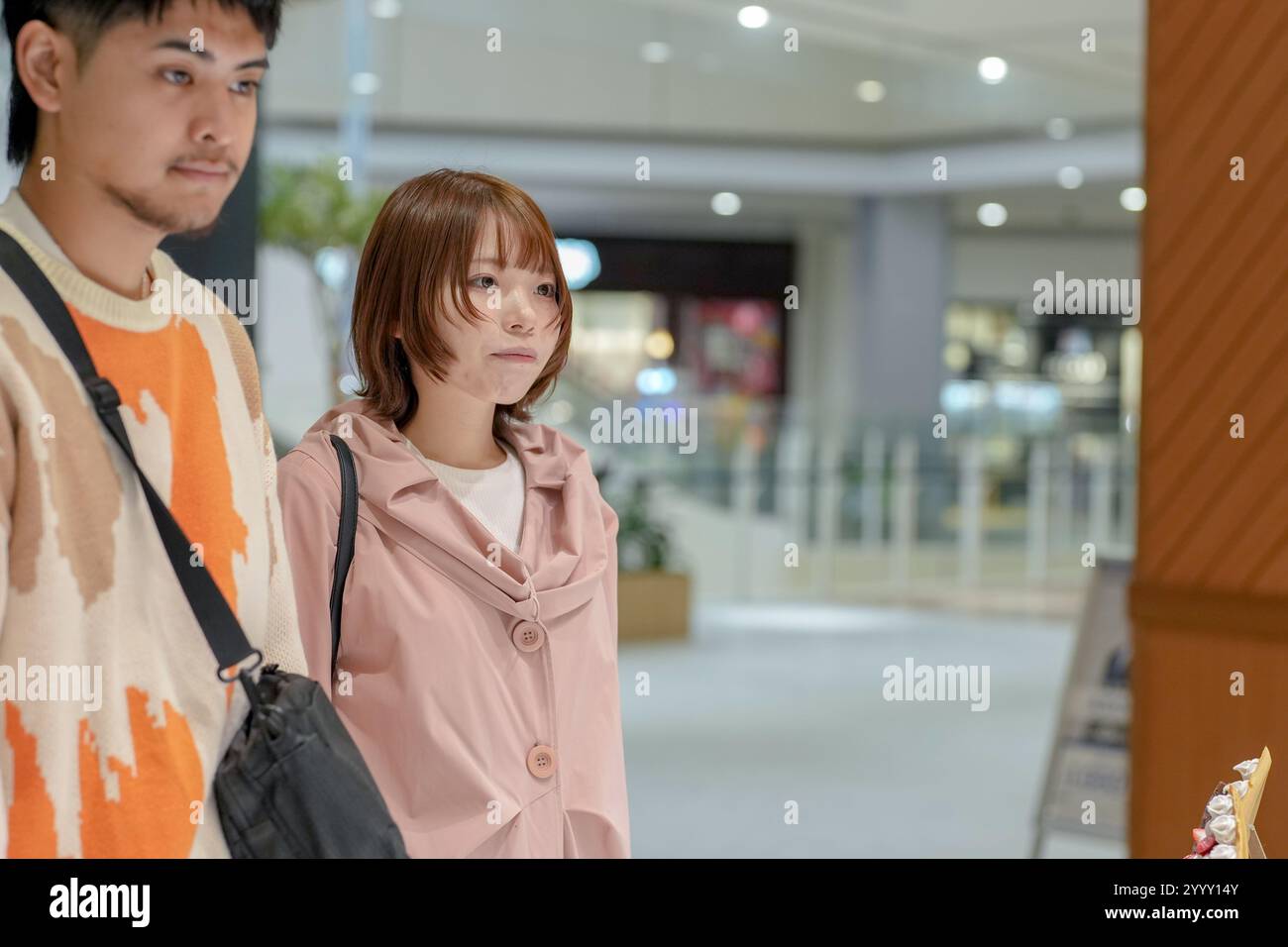 Un couple dans la vingtaine fait du shopping dans un magasin de crêpes dans un centre commercial de Tokoname City, préfecture d'Aichi en automne. Banque D'Images