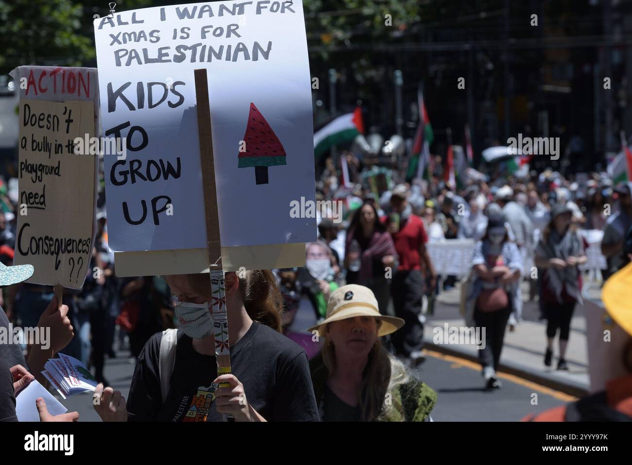 Melbourne, Victoria, Australie. 22 décembre 2024. Des centaines de personnes protestent à Melbourne contre le génocide en Palestine et la complicité du gouvernement australien, en solidarité avec le palestinien. Free Palestine Melbourne s'oppose aux nouvelles lois anti-protestation et à l'amendement de la législation sur la justice du gouvernement victorien (loi de 2024 sur la lutte contre la diffamation et la cohésion sociale) comme un affront inquiétant aux droits démocratiques et civils. (Crédit image : © Rana Sajid Hussain/Pacific Press via ZUMA Press Wire) USAGE ÉDITORIAL SEULEMENT! Non destiné à UN USAGE commercial ! Banque D'Images