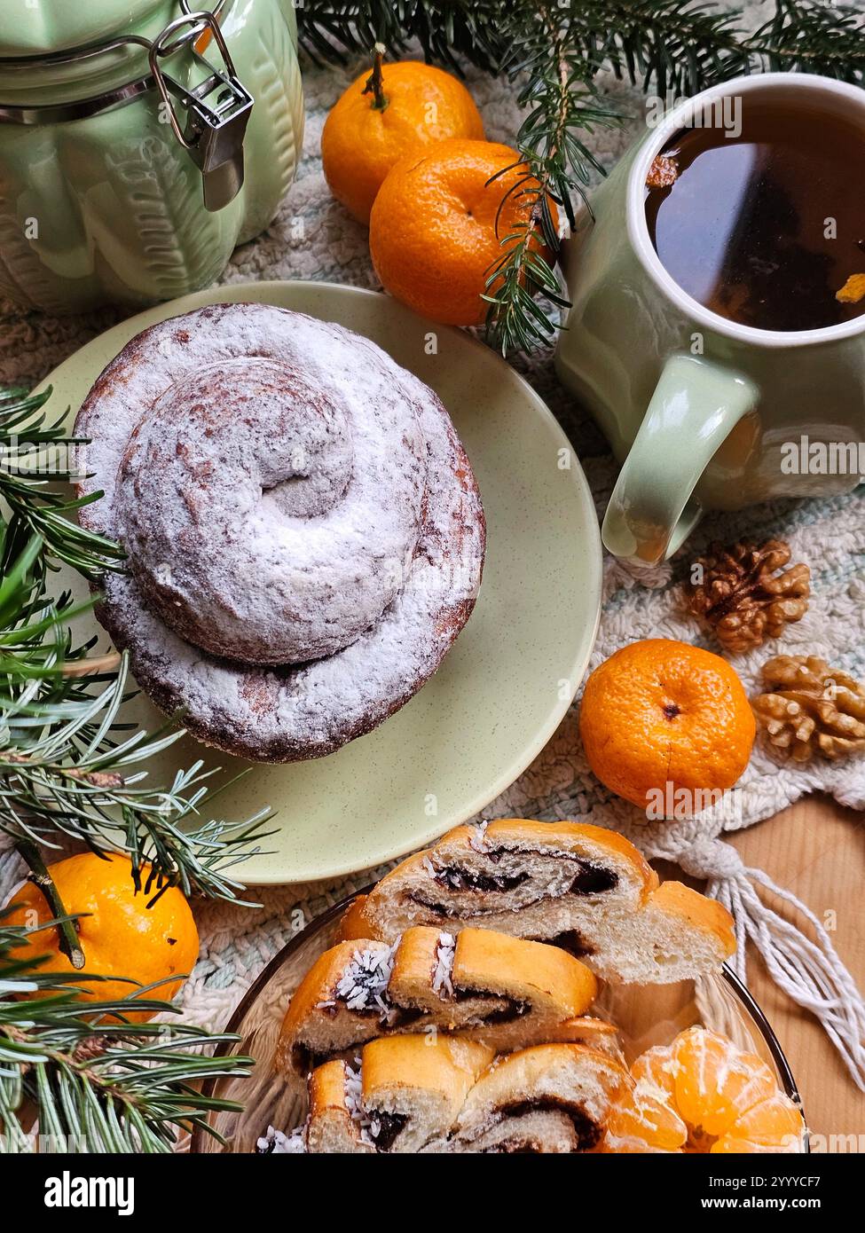 Cuisson de Noël parfumée sur une table en bois Banque D'Images
