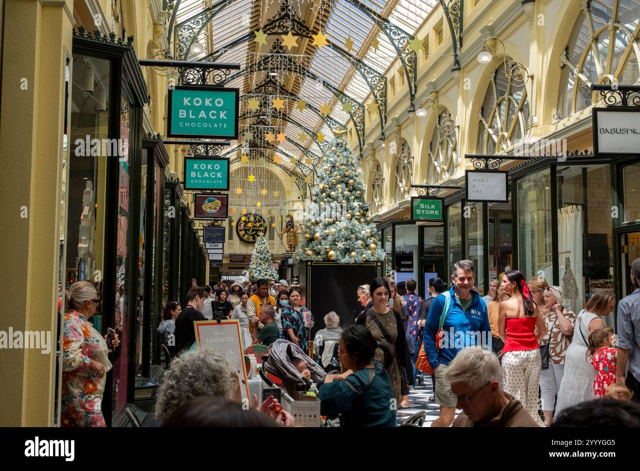 Acheteurs de Noël dans la Royal Arcade. Melbourne, Victoria, Australie Banque D'Images