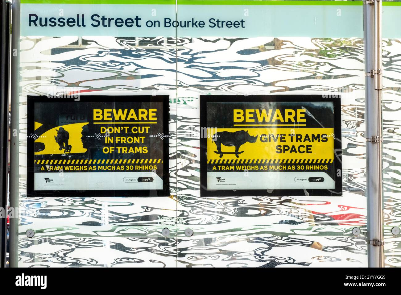 Panneaux d'avertissement pour piétons à un arrêt de tramway dans la rue Bourke. Melbourne, Victoria, Australie Banque D'Images
