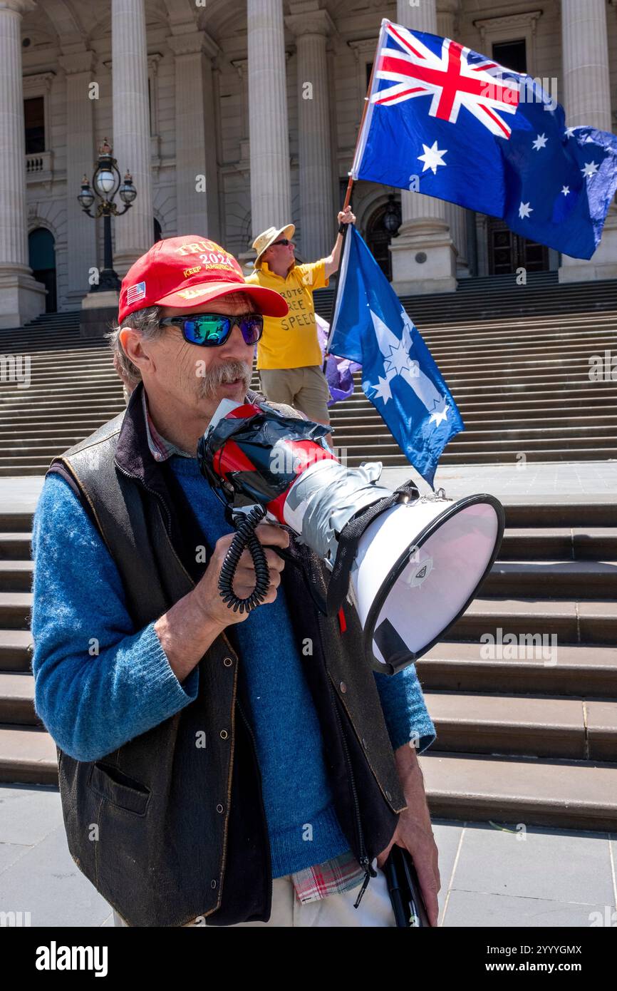Des manifestants protestent pour la liberté d'expression devant le Parlement victorien. Melbourne, Victoria, Australie Banque D'Images