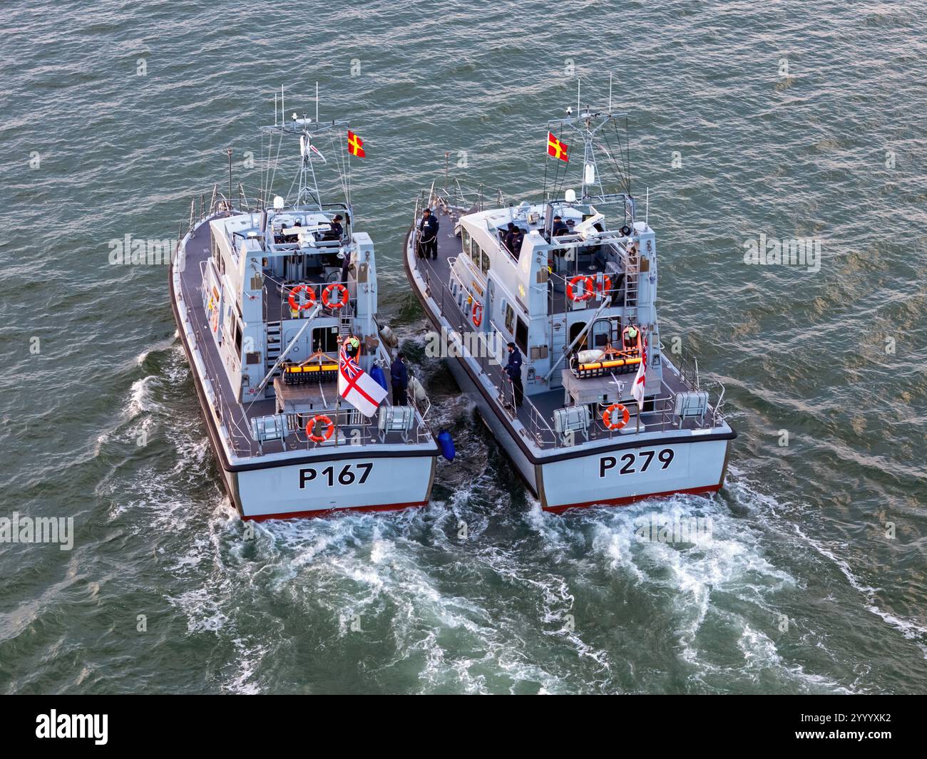 Les navires de l'escadron des forces côtières de la Royal Navy HMS exploit (P167) et HMS Blazer (P279) s'entraînent dans le Solent. Banque D'Images