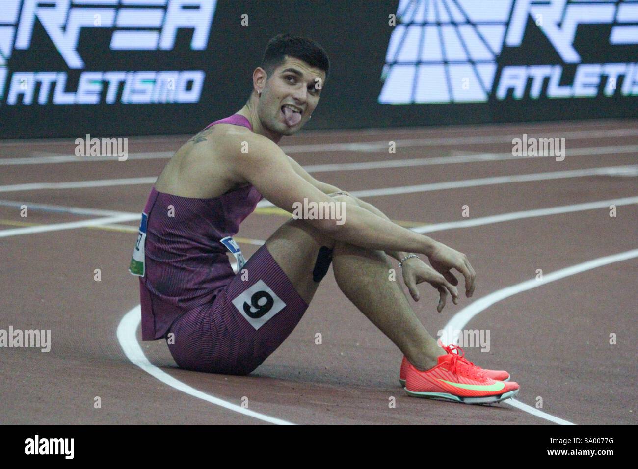 Madrid, Communauté de Madrid, Espagne. 28 février 2025. Madrid, Espagne, le 28 février 2025 : L'athlète Asier Martinez se tire la langue après avoir terminé la finale masculine du 60 m haies lors du World Indoor Tour Gold Madrid 25, le 28 février 2025, au Centre sportif municipal de Gallur, à Madrid, Espagne. (Crédit image : © Alberto Brevers/Pacific Press via ZUMA Press Wire) USAGE ÉDITORIAL SEULEMENT! Non destiné à UN USAGE commercial ! Crédit : ZUMA Press, Inc/Alamy Live News Banque D'Images