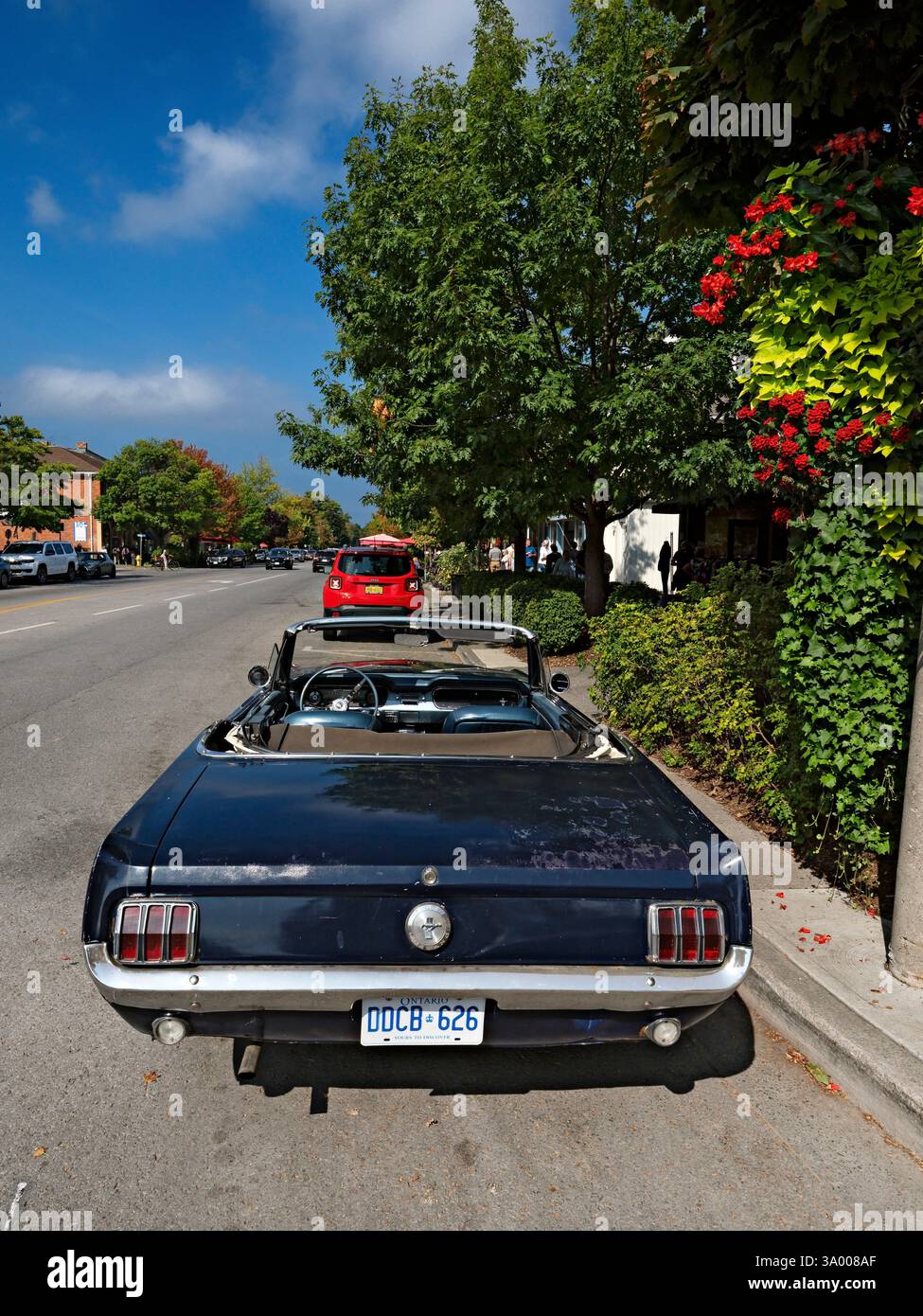 Niagara on the Lake, Canada / Classic Mustang Convertible garé sur Queen Street dans ce beau village historique. Banque D'Images