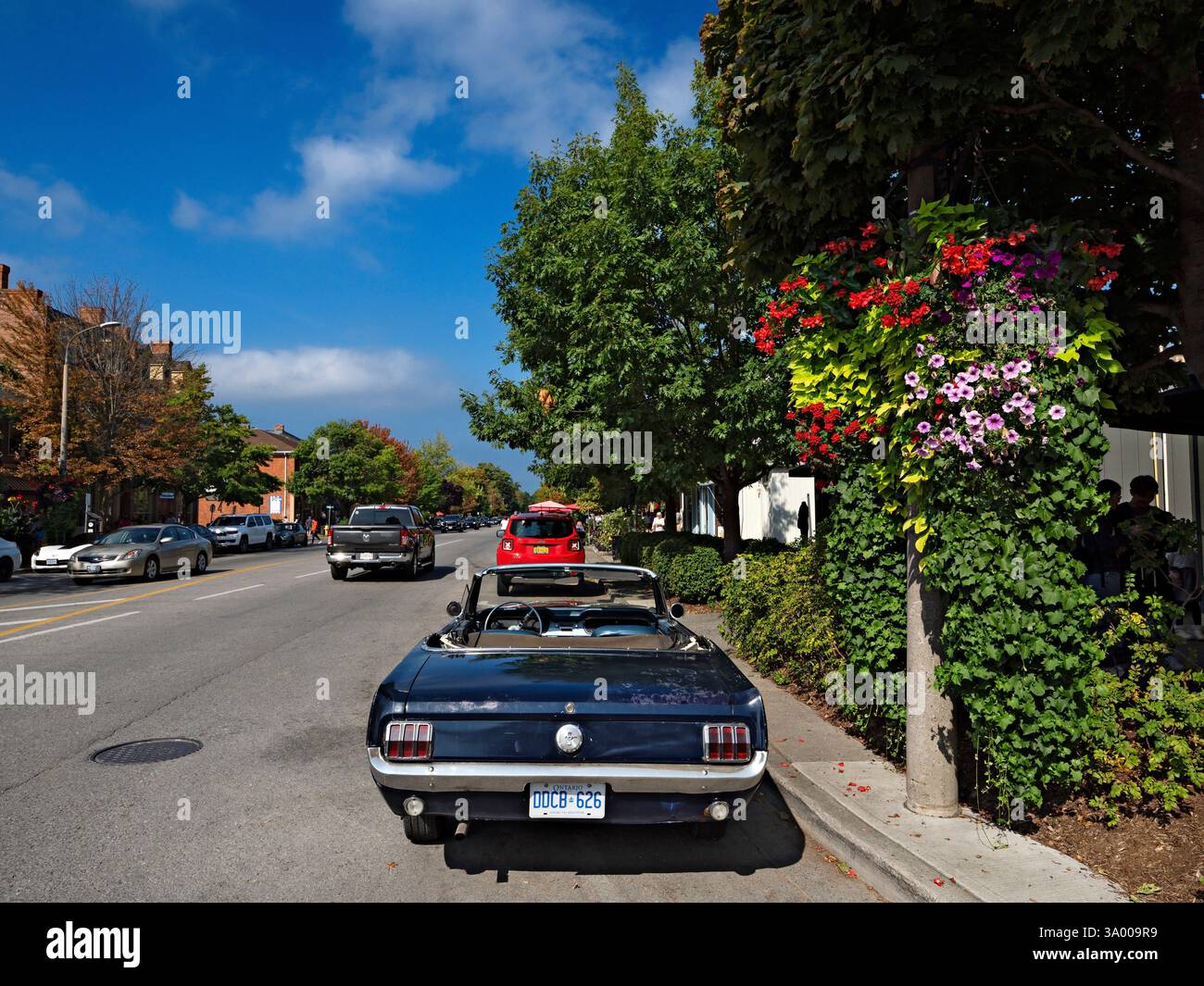 Niagara on the Lake, Canada / Classic Mustang Convertible garé sur Queen Street dans ce beau village historique. Banque D'Images