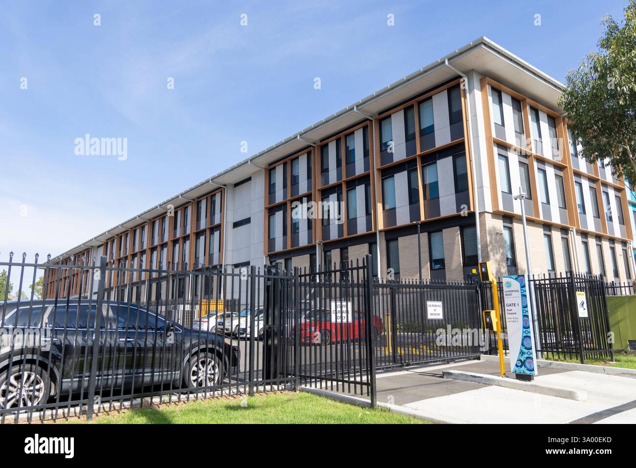 Liverpool West école primaire publique dans le sud-ouest de Sydney avec portes d'entrée de sécurité au parking du personnel enseignant, Sydney, Nouvelle-Galles du Sud, Australie Banque D'Images