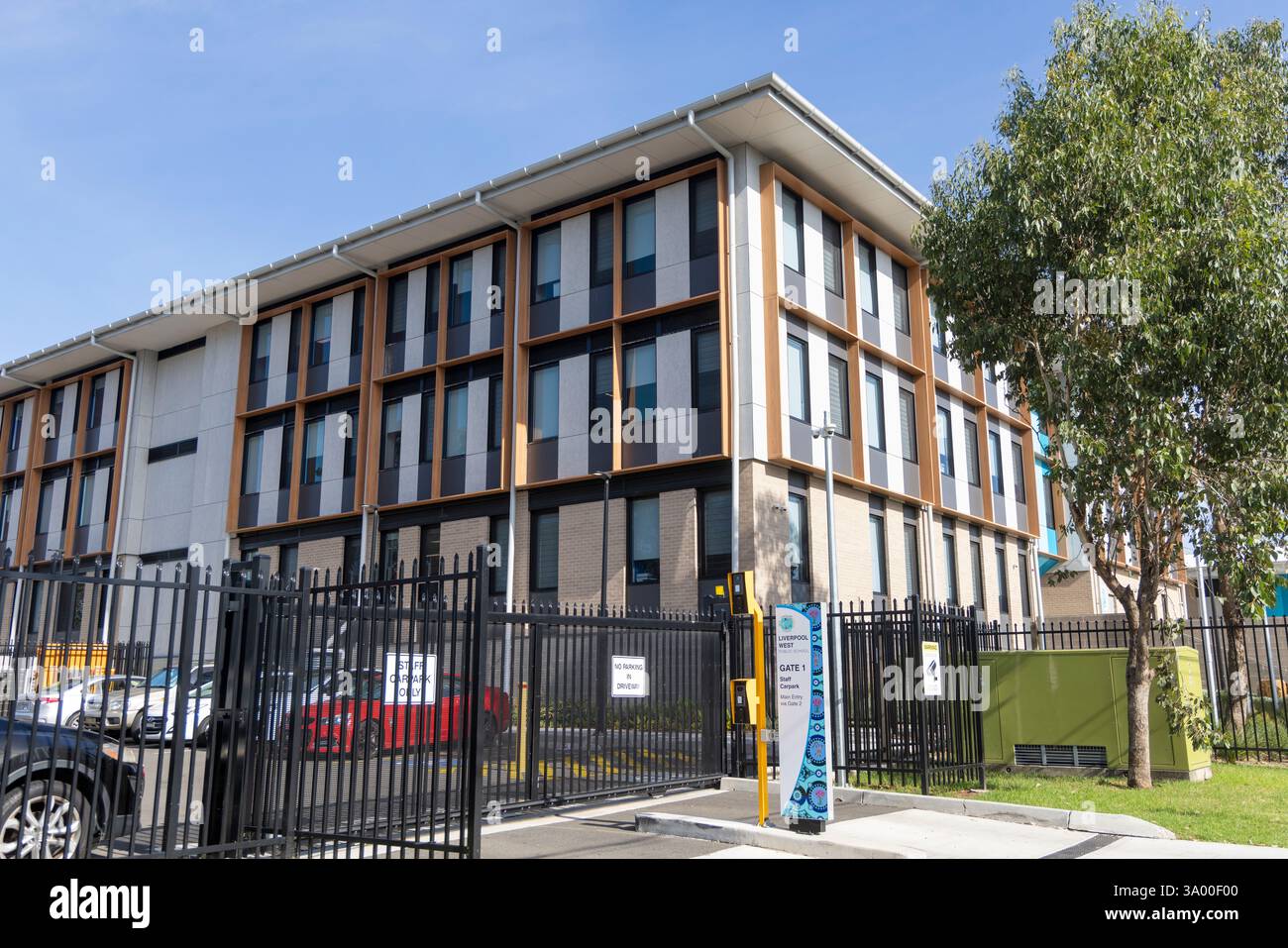 Liverpool West école primaire publique dans le sud-ouest de Sydney avec portes d'entrée de sécurité au parking du personnel enseignant, Sydney, Nouvelle-Galles du Sud, Australie Banque D'Images