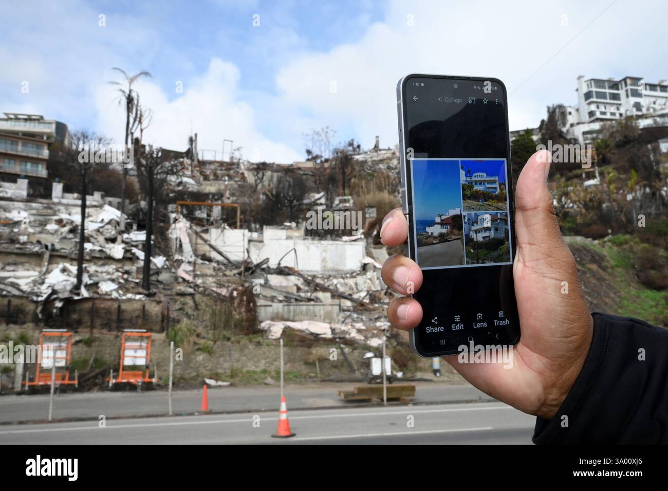 Los Angeles, États-Unis. 01 mars 2025. Un propriétaire (nom caché sur demande) tient son téléphone portable avec des photos de sa maison devant sa propriété endommagée le long de la Pacific Coast Highway près de l'incendie de Palisades dans le quartier Pacific Palisades de Los Angeles, CA, le 1er mars 2025. (Photo par Anthony Behar/SipaUSA) crédit : Sipa USA/Alamy Live News Banque D'Images