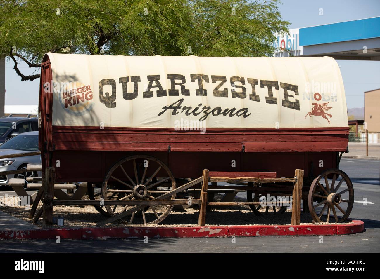 Quartzsite, Arizona, États-Unis - 1er juin 2022 : un wagon couvert portant le nom de la ville se trouve dans un parking. Banque D'Images