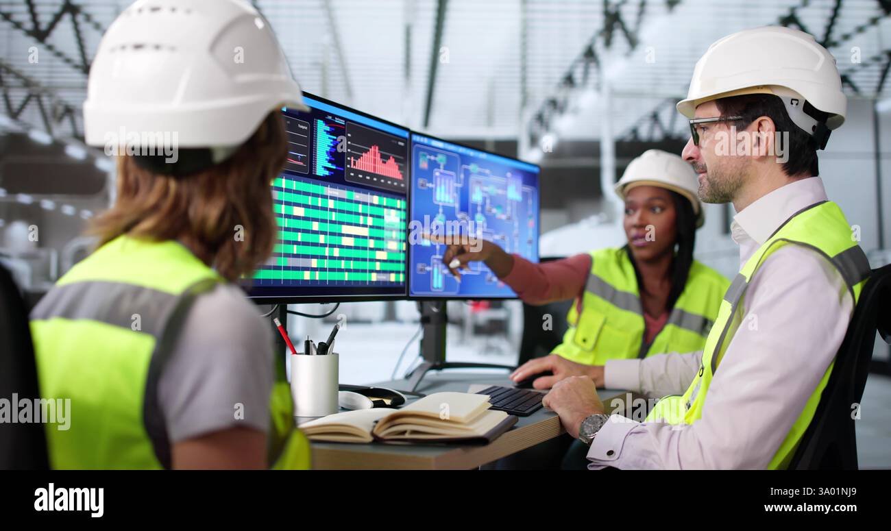 Les travailleurs de l'usine de haute technologie développent des projets innovants en utilisant la technologie moderne Banque D'Images Les travailleurs de l'usine de haute technologie développent des projets innovants en utilisant la technologie moderne Banque D'Images