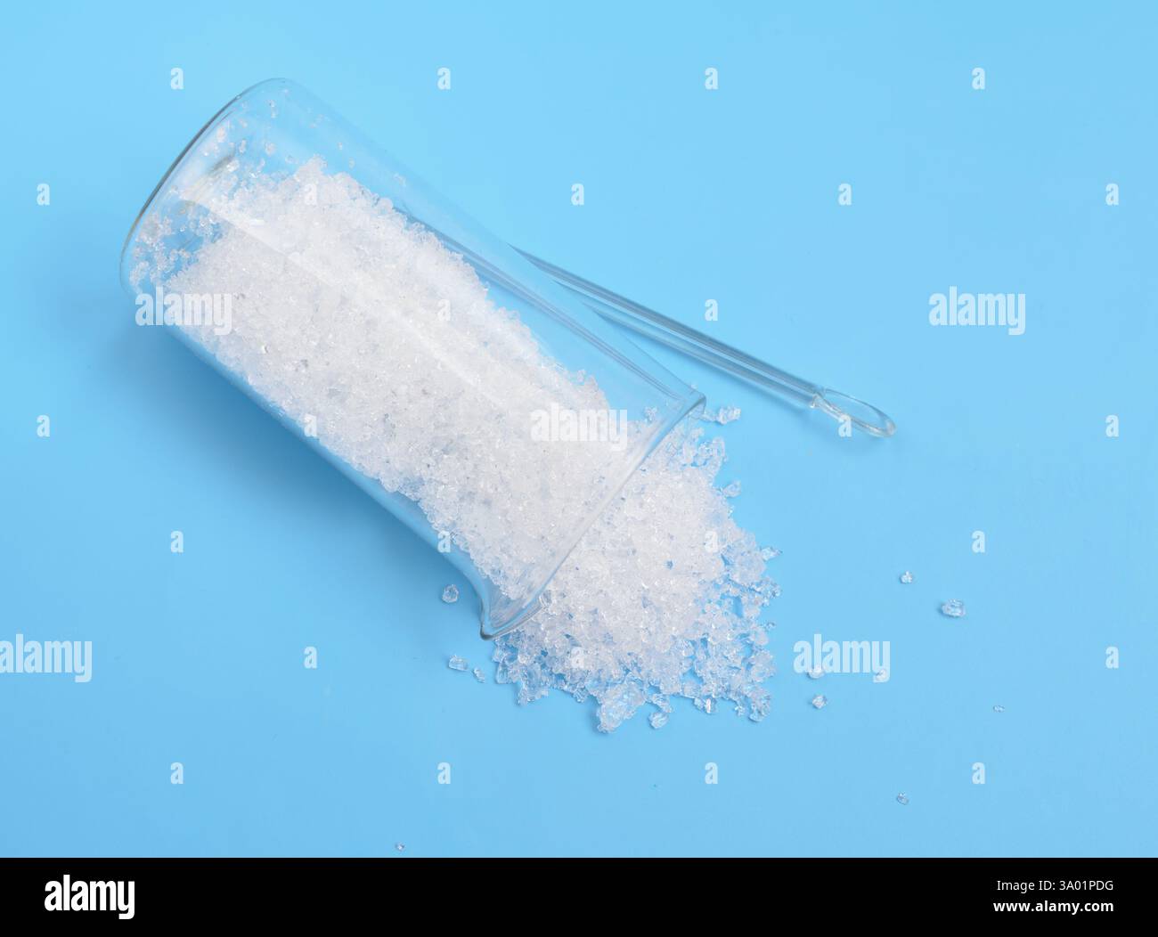Le nitrate de potassium est un composé chimique au goût aigu, salé, amer et de formule chimique KNO3 Banque D'Images