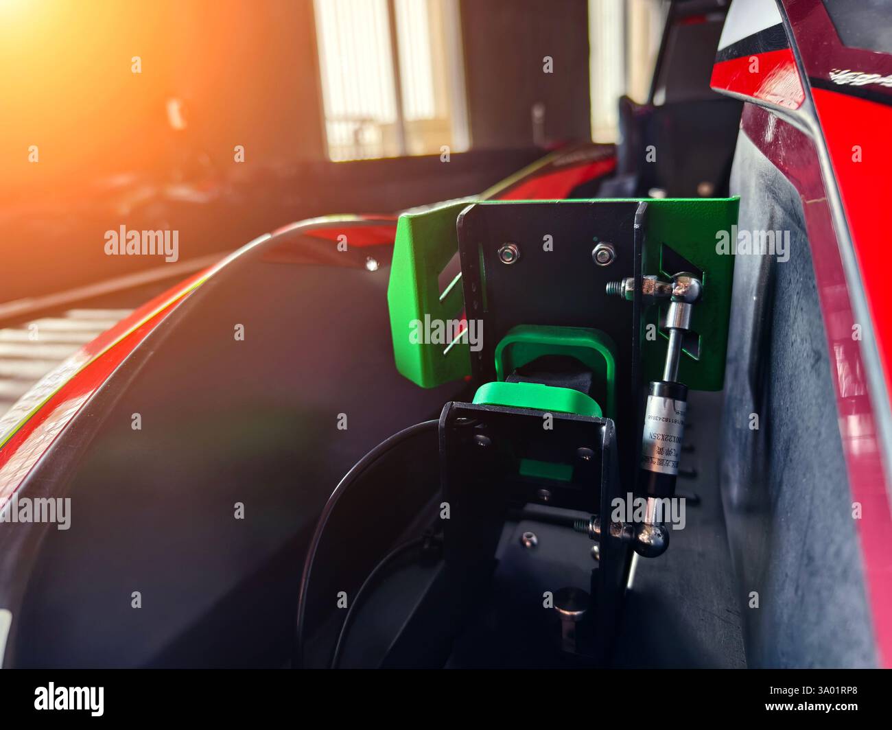 Nouveaux karts électriques dans la piste de course intérieure moderne Banque D'Images
