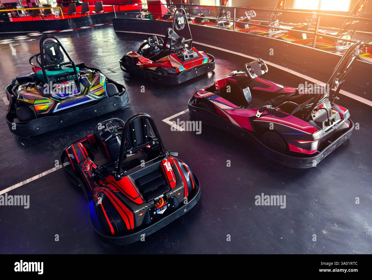 Nouveaux karts électriques dans la piste de course intérieure moderne Banque D'Images