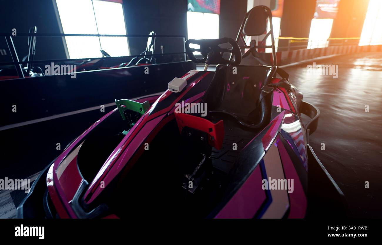 Nouveaux karts électriques dans la piste de course intérieure moderne Banque D'Images