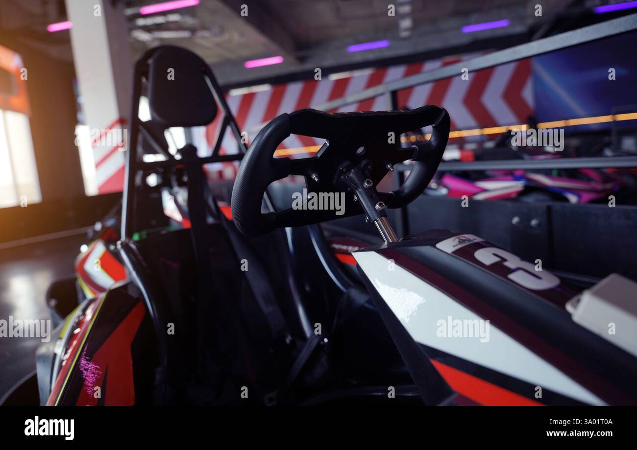 Nouveaux karts électriques dans la piste de course intérieure moderne Banque D'Images