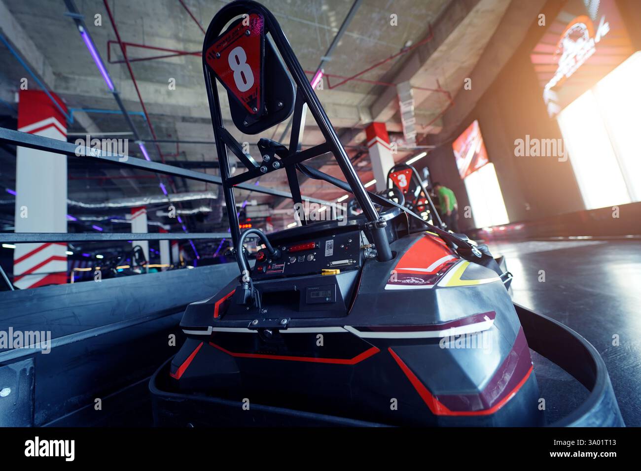 Nouveaux karts électriques dans la piste de course intérieure moderne Banque D'Images
