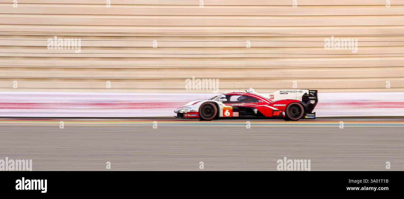 Hypercar Porsche au Championnat du monde d'Endurance FIA, WEC, Qatar 2025. Une course d'endurance de 1812 km dans le cadre du championnat du monde de course automobile d'endurance organisé par l'automobile Club de l'Ouest et sanctionné par la Fédération internationale de l'automobile. Banque D'Images