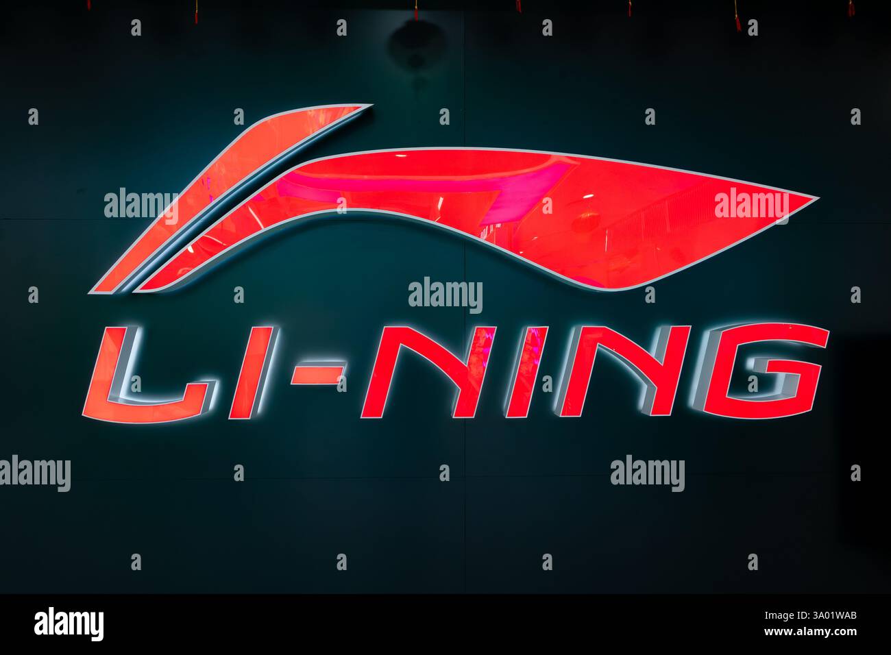 ZHONGSHAN GUANGDONG Chine-février 9,2025 : doublure grand logo dans un centre commercial. Banque D'Images