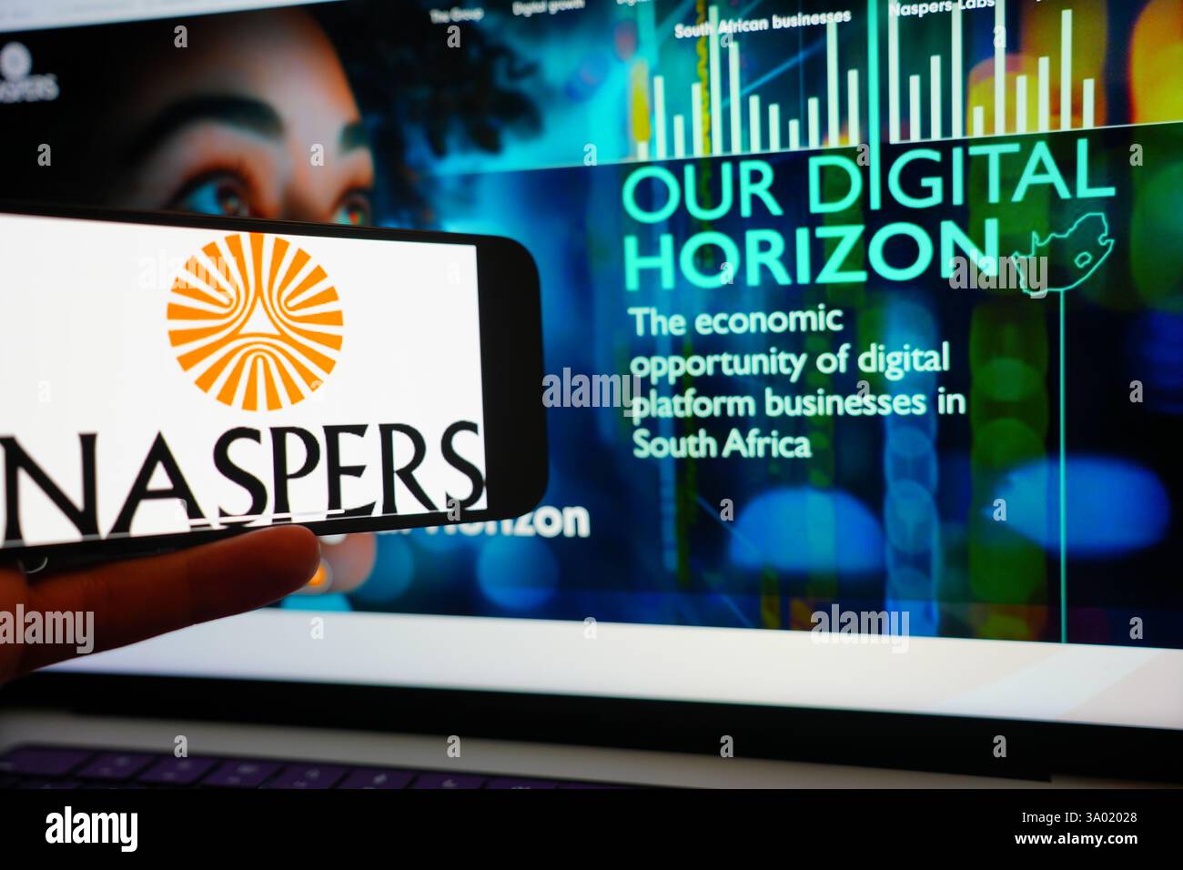 Roosendaal, pays-Bas - 1er mars 2025 : un téléphone portable affichant le logo de Naspers, avec le site Web de la société en arrière-plan. Banque D'Images