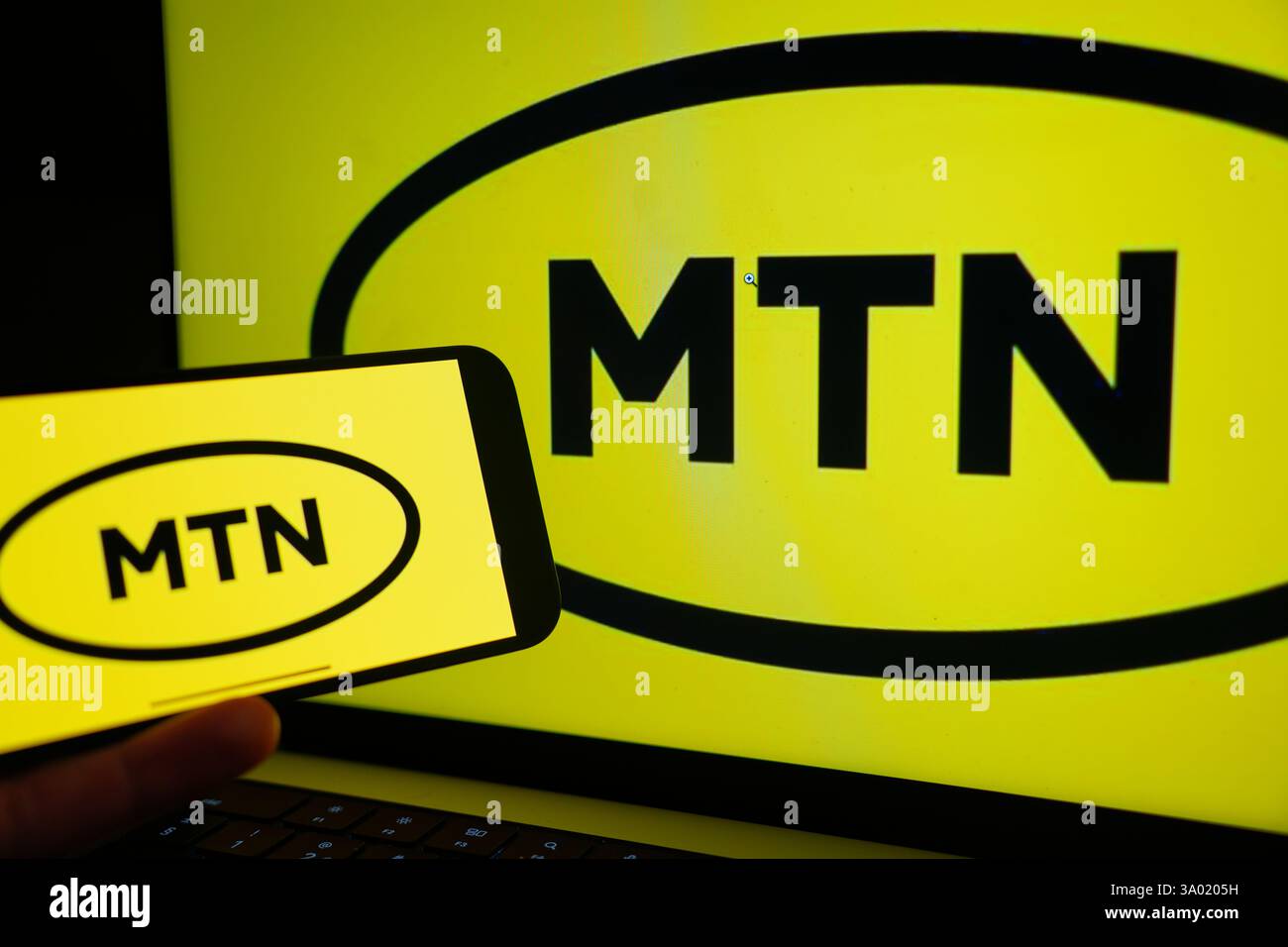 Roosendaal, pays-Bas - 1er mars 2025 : un téléphone portable affichant le logo de MTN Group, avec le site Web de la société en arrière-plan. Banque D'Images