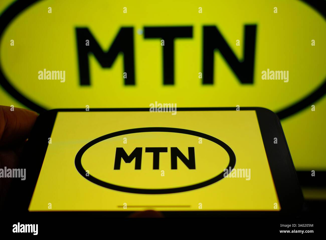 Roosendaal, pays-Bas - 1er mars 2025 : un téléphone portable affichant le logo de MTN Group, avec le site Web de la société en arrière-plan. Banque D'Images