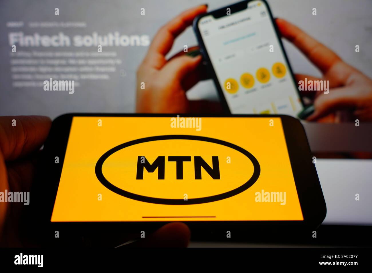 Roosendaal, pays-Bas - 1er mars 2025 : un téléphone portable affichant le logo de MTN Group, avec le site Web de la société en arrière-plan. Banque D'Images