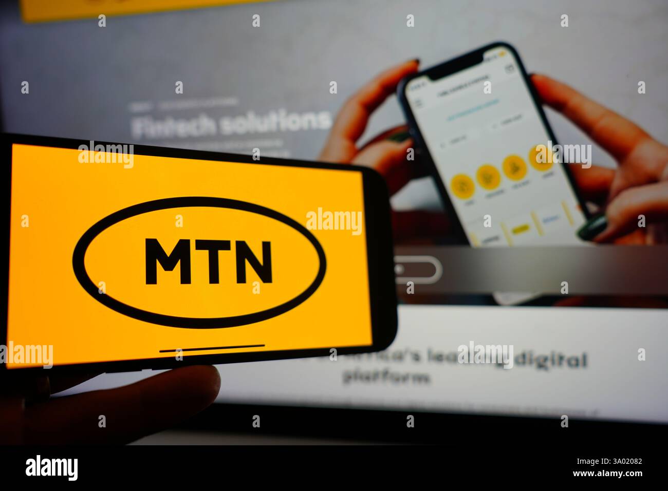 Roosendaal, pays-Bas - 1er mars 2025 : un téléphone portable affichant le logo de MTN Group, avec le site Web de la société en arrière-plan. Banque D'Images