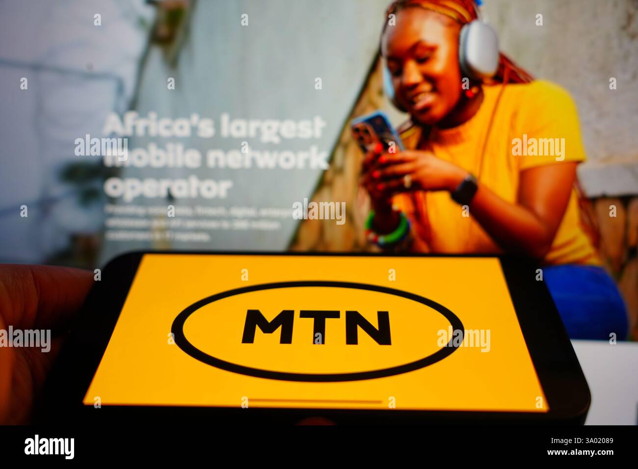 Roosendaal, pays-Bas - 1er mars 2025 : un téléphone portable affichant le logo de MTN Group, avec le site Web de la société en arrière-plan. Banque D'Images