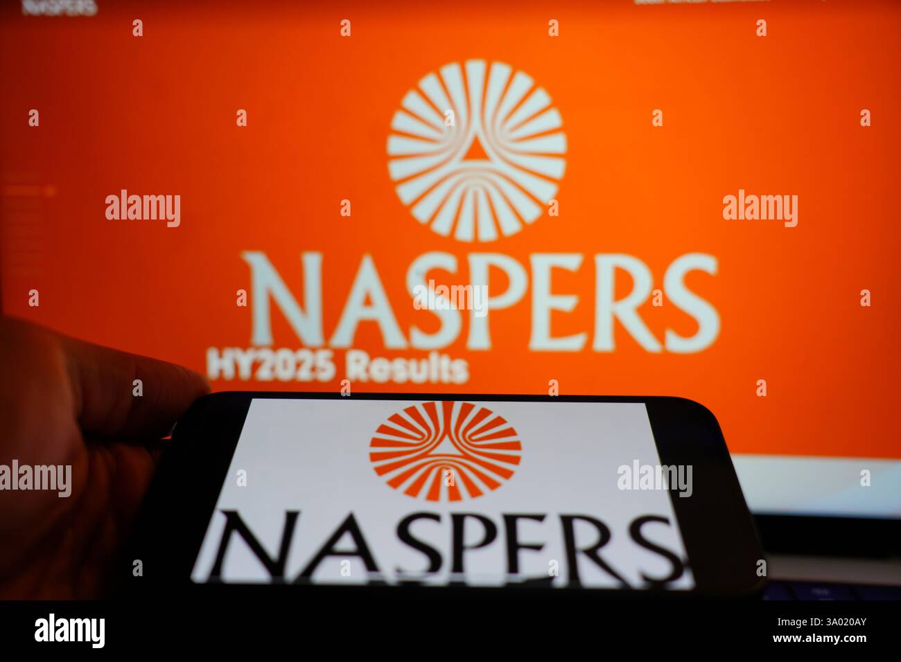 Roosendaal, pays-Bas - 1er mars 2025 : un téléphone portable affichant le logo de Naspers, avec le site Web de la société en arrière-plan. Banque D'Images