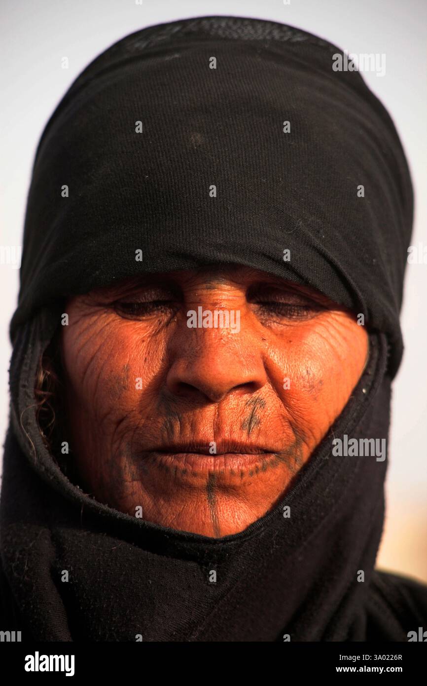 Portrait d'une femme bédouine âgée avec un tatouage facial traditionnel. Jordanie Banque D'Images