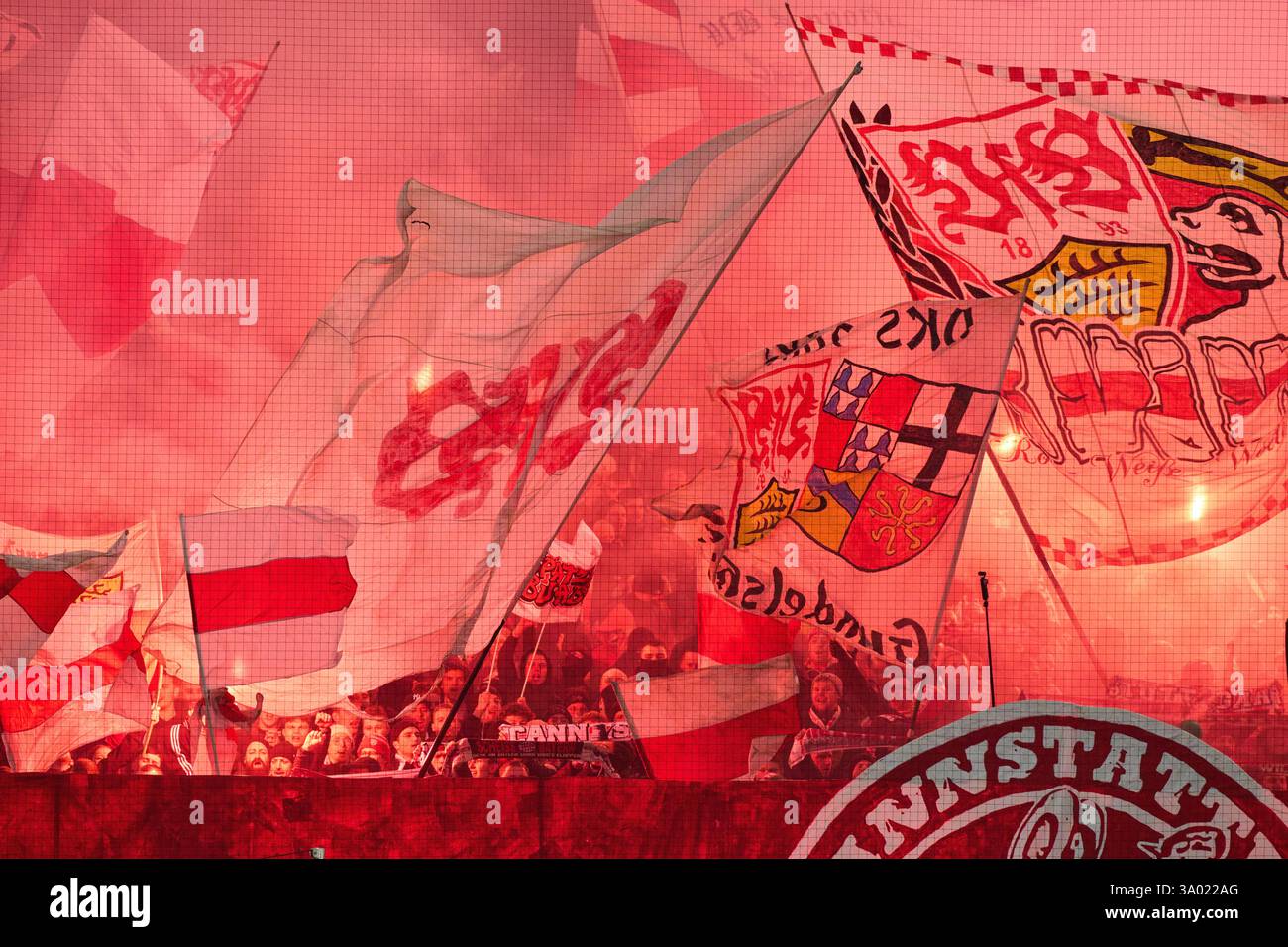 Stuttgart, Allemagne. 28 février 2025. VFB fans dans le match VFB STUTTGART - FC BAYERN MUENCHEN 1-3 le 28 février 2025 à Stuttgart, Allemagne. Saison 2024/2025, 1.Bundesliga, FCB, Muenchen, journée 24, 24.Spieltag photographe : ddp images/STAR-images - LA RÉGLEMENTATION DFL INTERDIT TOUTE UTILISATION DE PHOTOGRAPHIES comme SÉQUENCES D'IMAGES et/ou QUASI-VIDÉO - crédit : ddp Media GmbH/Alamy Live News Banque D'Images