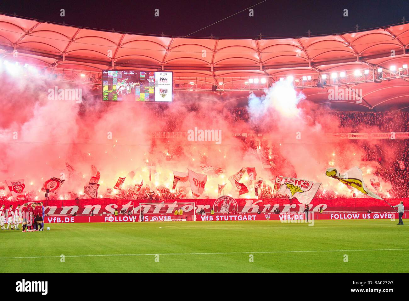 Stuttgart, Allemagne. 28 février 2025. VFB fans dans le match VFB STUTTGART - FC BAYERN MUENCHEN 1-3 le 28 février 2025 à Stuttgart, Allemagne. Saison 2024/2025, 1.Bundesliga, FCB, Muenchen, journée 24, 24.Spieltag photographe : ddp images/STAR-images - LA RÉGLEMENTATION DFL INTERDIT TOUTE UTILISATION DE PHOTOGRAPHIES comme SÉQUENCES D'IMAGES et/ou QUASI-VIDÉO - crédit : ddp Media GmbH/Alamy Live News Banque D'Images