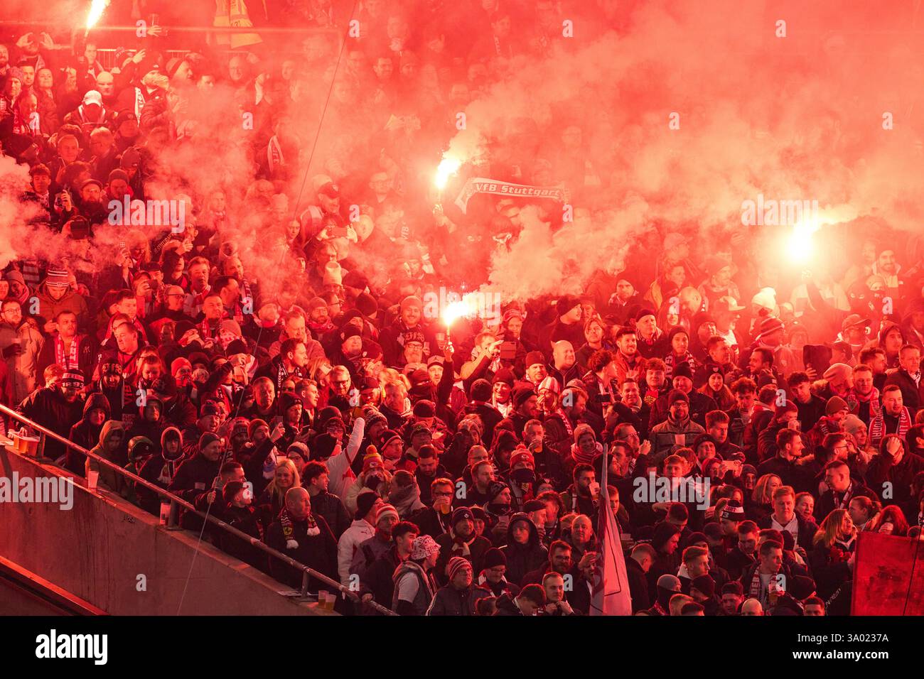 VFB fans dans le match VFB STUTTGART - FC BAYERN MUENCHEN 1-3 le 28 février 2025 à Stuttgart, Allemagne. Saison 2024/2025, 1.Bundesliga, FCB,, München, journée 24, 24.Spieltag photographe : Peter Schatz - LA RÉGLEMENTATION DFL INTERDIT TOUTE UTILISATION DE PHOTOGRAPHIES comme SÉQUENCES D'IMAGES et/ou QUASI-VIDÉO - Banque D'Images