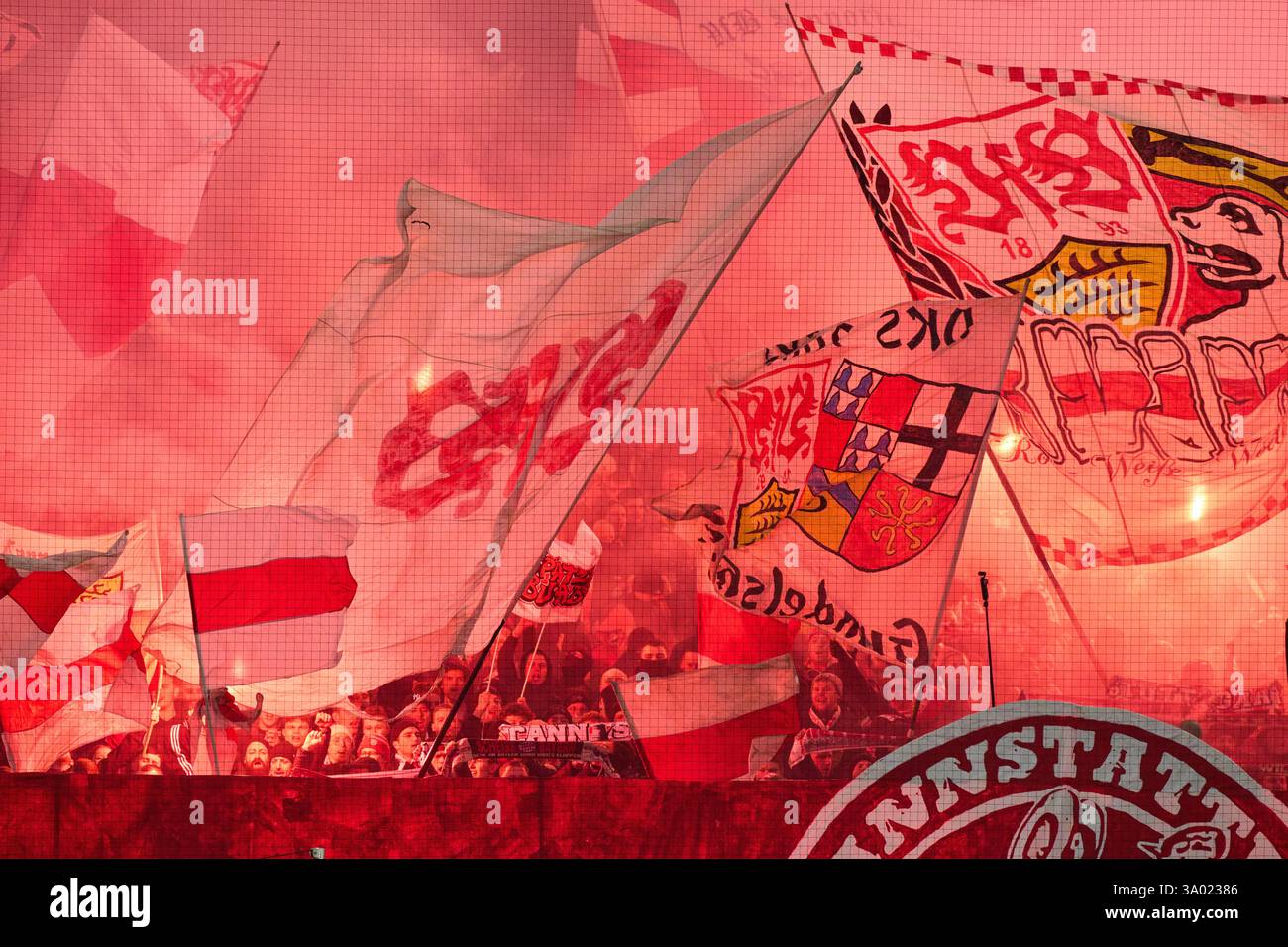 VFB fans dans le match VFB STUTTGART - FC BAYERN MUENCHEN 1-3 le 28 février 2025 à Stuttgart, Allemagne. Saison 2024/2025, 1.Bundesliga, FCB,, München, journée 24, 24.Spieltag photographe : Peter Schatz - LA RÉGLEMENTATION DFL INTERDIT TOUTE UTILISATION DE PHOTOGRAPHIES comme SÉQUENCES D'IMAGES et/ou QUASI-VIDÉO - Banque D'Images