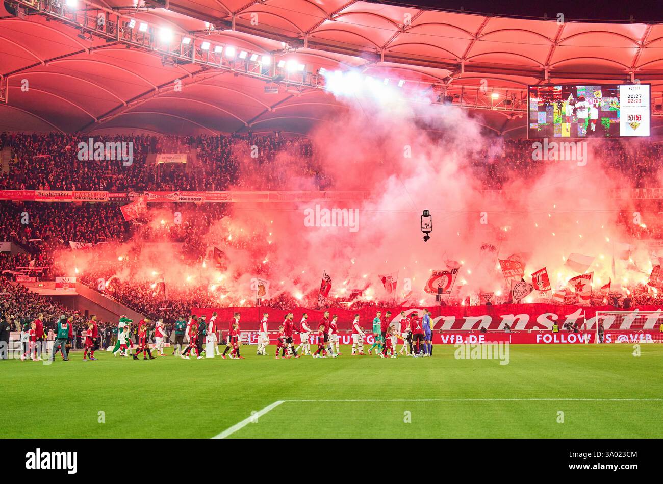 Stuttgart, Allemagne. 28 février 2025. VFB fans dans le match VFB STUTTGART - FC BAYERN MUENCHEN 1-3 le 28 février 2025 à Stuttgart, Allemagne. Saison 2024/2025, 1.Bundesliga, FCB, Muenchen, journée 24, 24.Spieltag photographe : ddp images/STAR-images - LA RÉGLEMENTATION DFL INTERDIT TOUTE UTILISATION DE PHOTOGRAPHIES comme SÉQUENCES D'IMAGES et/ou QUASI-VIDÉO - crédit : ddp Media GmbH/Alamy Live News Banque D'Images