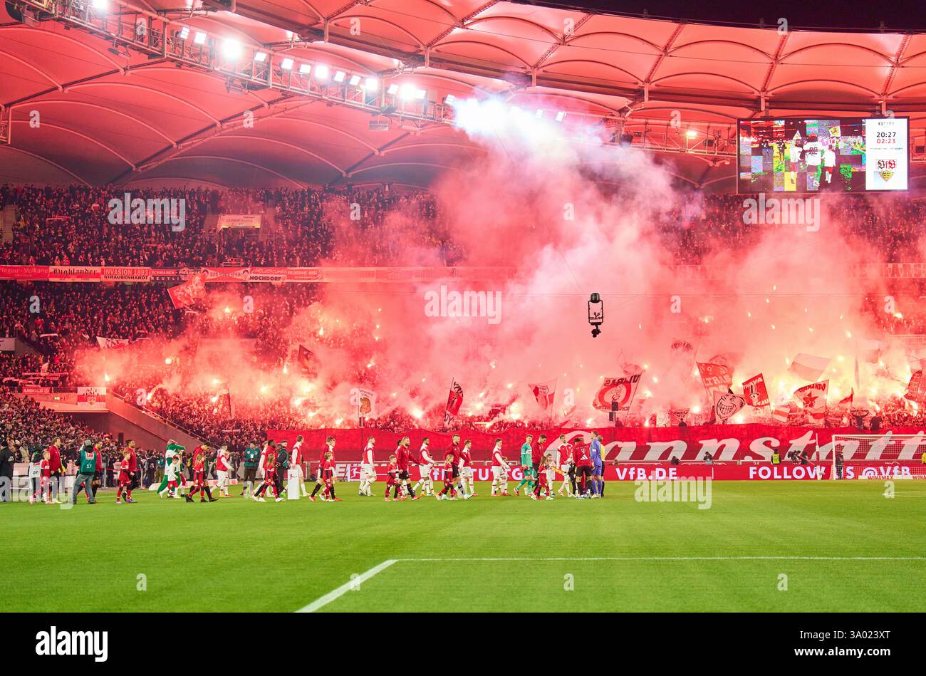 VFB fans dans le match VFB STUTTGART - FC BAYERN MUENCHEN 1-3 le 28 février 2025 à Stuttgart, Allemagne. Saison 2024/2025, 1.Bundesliga, FCB,, München, journée 24, 24.Spieltag photographe : Peter Schatz - LA RÉGLEMENTATION DFL INTERDIT TOUTE UTILISATION DE PHOTOGRAPHIES comme SÉQUENCES D'IMAGES et/ou QUASI-VIDÉO - Banque D'Images