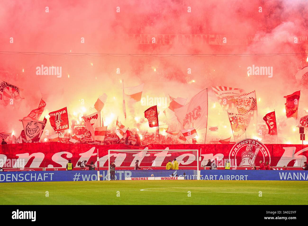 VFB fans dans le match VFB STUTTGART - FC BAYERN MUENCHEN 1-3 le 28 février 2025 à Stuttgart, Allemagne. Saison 2024/2025, 1.Bundesliga, FCB,, München, journée 24, 24.Spieltag photographe : Peter Schatz - LA RÉGLEMENTATION DFL INTERDIT TOUTE UTILISATION DE PHOTOGRAPHIES comme SÉQUENCES D'IMAGES et/ou QUASI-VIDÉO - Banque D'Images