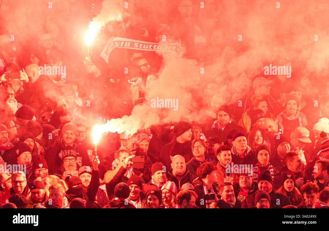 Stuttgart, Allemagne. 28 février 2025. VFB fans dans le match VFB STUTTGART - FC BAYERN MUENCHEN 1-3 le 28 février 2025 à Stuttgart, Allemagne. Saison 2024/2025, 1.Bundesliga, FCB, Muenchen, journée 24, 24.Spieltag photographe : ddp images/STAR-images - LA RÉGLEMENTATION DFL INTERDIT TOUTE UTILISATION DE PHOTOGRAPHIES comme SÉQUENCES D'IMAGES et/ou QUASI-VIDÉO - crédit : ddp Media GmbH/Alamy Live News Banque D'Images