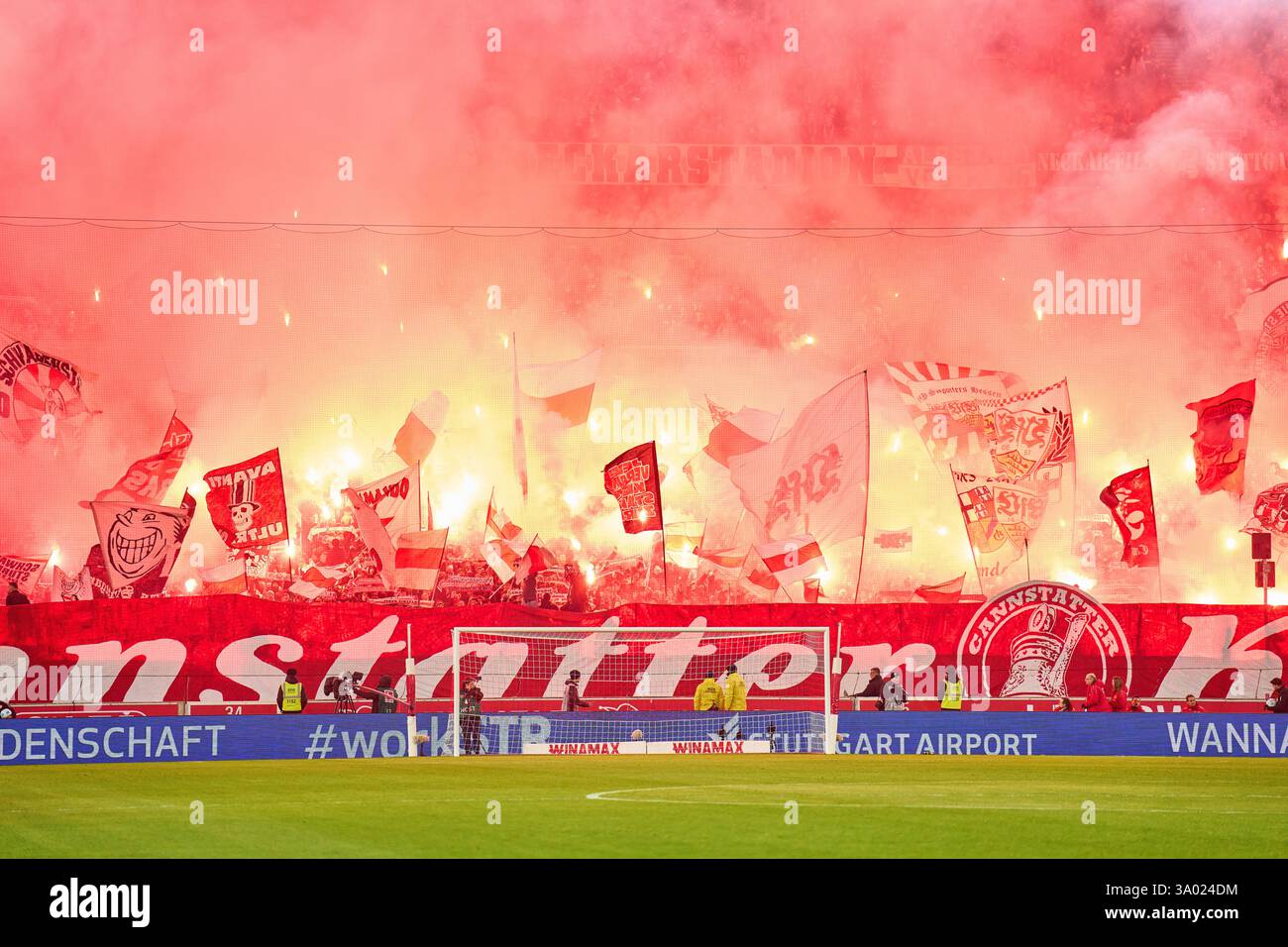 VFB fans dans le match VFB STUTTGART - FC BAYERN MUENCHEN 1-3 le 28 février 2025 à Stuttgart, Allemagne. Saison 2024/2025, 1.Bundesliga, FCB,, Muenchen, journée 24, 24.Spieltag photographe : ddp images / STAR-images - LA RÉGLEMENTATION DFL INTERDIT TOUTE UTILISATION DE PHOTOGRAPHIES comme SÉQUENCES D'IMAGES et/ou QUASI-VIDÉO - Banque D'Images