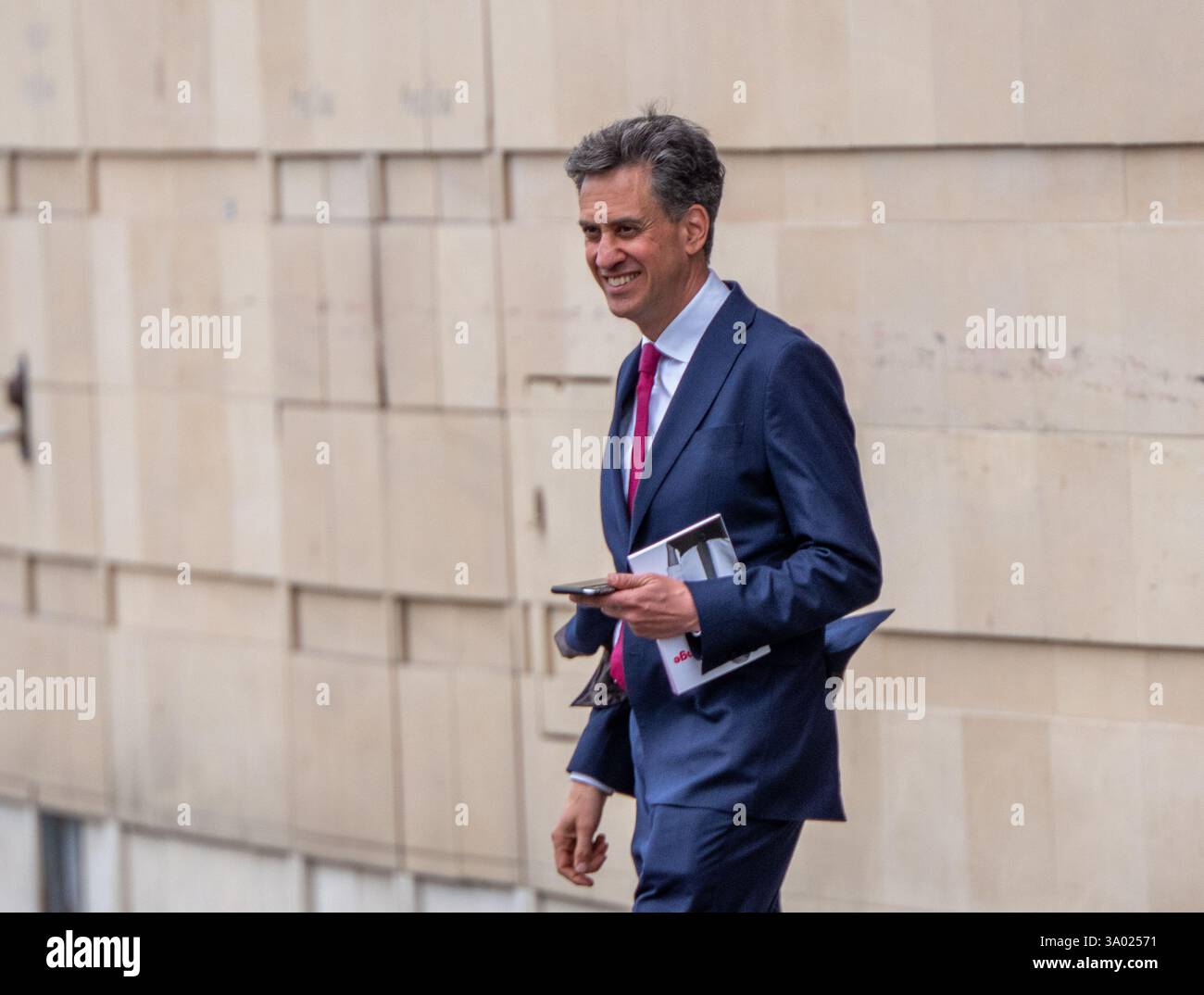 Un souriant Ed Miliband, secrétaire d'État fantôme travailliste pour la sécurité énergétique et Net Zero, part après le lancement du parti travailliste avec une copie du manifeste du parti travailliste de 2024. Noma building Manchester UK photo : Garyroberts/worldwidefeatures.com Banque D'Images