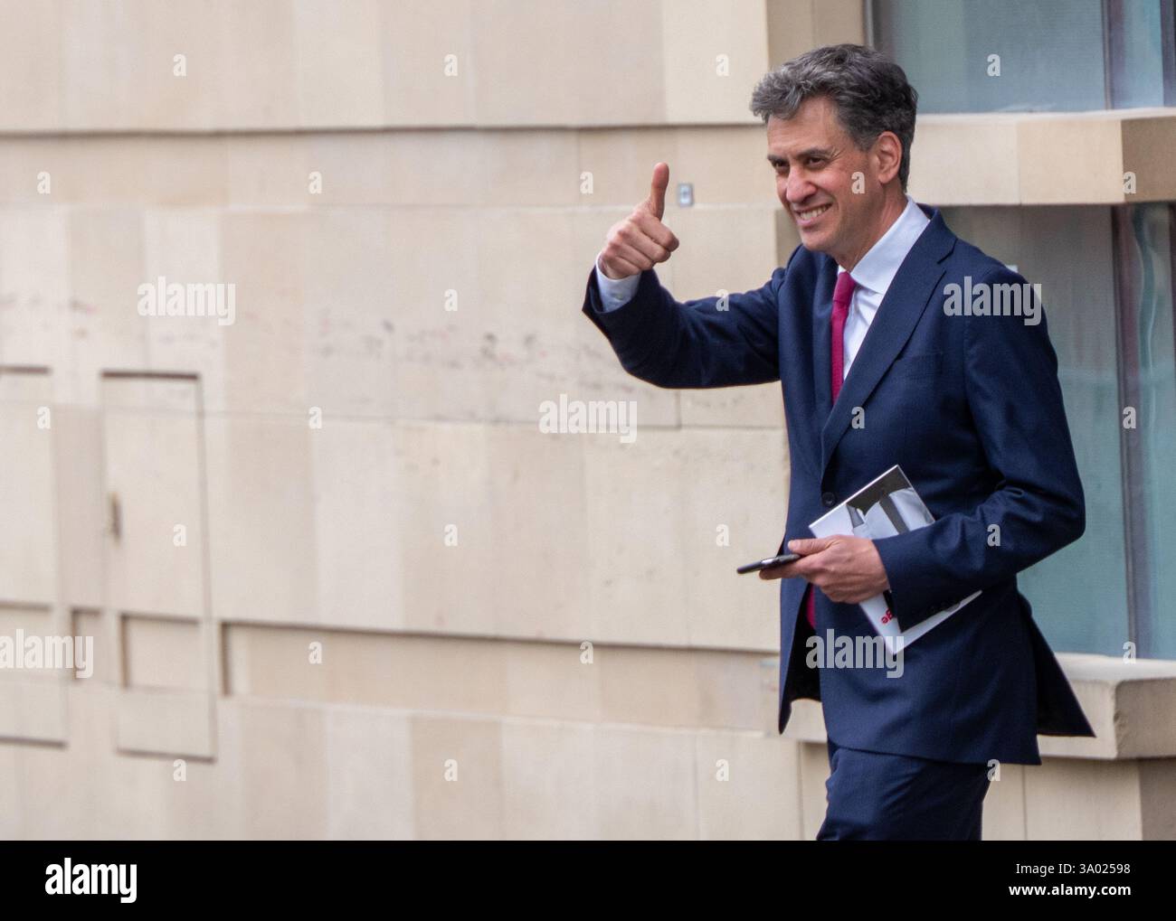 Un souriant Ed Miliband, secrétaire d'État fantôme travailliste pour la sécurité énergétique et Net Zero, part avec le pouce levé après le lancement du parti travailliste avec une copie du manifeste du parti travailliste de 2024. Noma building Manchester UK photo : Garyroberts/worldwidefeatures.com Banque D'Images