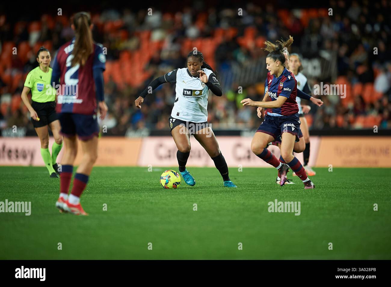 Phoenetia Browne de Valencia CF (G) et Maria Molina Molero de Levante UD (d) vues en action lors de la Liga F round 20 entre Valencia CF et Levant Banque D'Images