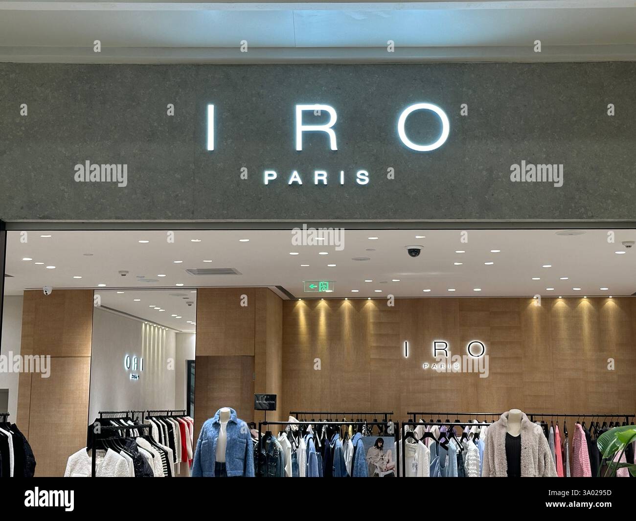 Nanning, Guangxi, Chine - 10 décembre 2023 : enseigne de magasin IRO Paris Banque D'Images