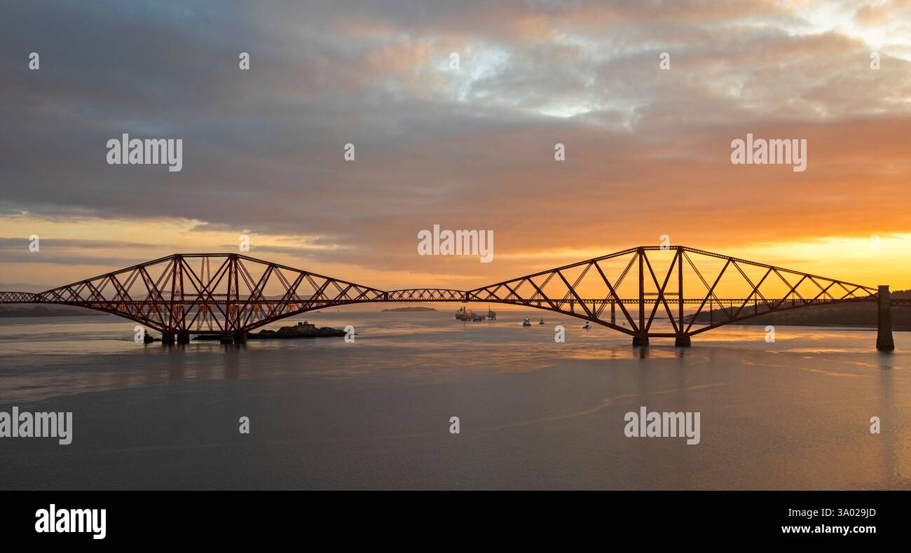 South Queensferry, Édimbourg, Écosse, Royaume-Uni. 02 mars 2025. Le mardi 4 mars 2025, le Forth Bridge fêtera son 135e anniversaire. Le pont emblématique constitue une partie essentielle de l'infrastructure ferroviaire et transporte environ 200 trains par jour. Il y aura une exposition publique sur l'histoire du pont Forth, y compris la documentation et les artefacts du bâtiment et de l'ouverture du pont, avec l'occasion de voir des photographies rares de lanternes magiques de l'époque. Centre d'éducation, Ferrymuir Gait, South Queensferry. Credit : Arch White/Alamy Live news. Banque D'Images