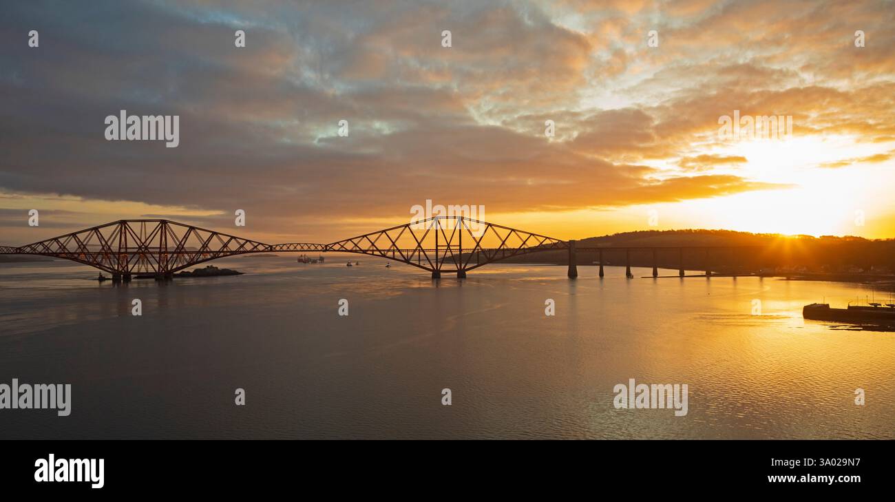 South Queensferry, Édimbourg, Écosse, Royaume-Uni. 02 mars 2025. Le mardi 4 mars 2025, le Forth Bridge fêtera son 135e anniversaire. Le pont emblématique constitue une partie essentielle de l'infrastructure ferroviaire et transporte environ 200 trains par jour. Il y aura une exposition publique sur l'histoire du pont Forth, y compris la documentation et les artefacts du bâtiment et de l'ouverture du pont, avec l'occasion de voir des photographies rares de lanternes magiques de l'époque. Centre d'éducation, Ferrymuir Gait, South Queensferry. Credit : Arch White/Alamy Live news. Banque D'Images