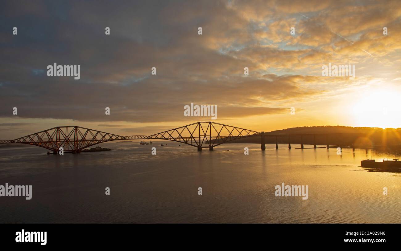 South Queensferry, Édimbourg, Écosse, Royaume-Uni. 02 mars 2025. Le mardi 4 mars 2025, le Forth Bridge fêtera son 135e anniversaire. Le pont emblématique constitue une partie essentielle de l'infrastructure ferroviaire et transporte environ 200 trains par jour. Il y aura une exposition publique sur l'histoire du pont Forth, y compris la documentation et les artefacts du bâtiment et de l'ouverture du pont, avec l'occasion de voir des photographies rares de lanternes magiques de l'époque. Centre d'éducation, Ferrymuir Gait, South Queensferry. Credit : Arch White/Alamy Live news. Banque D'Images